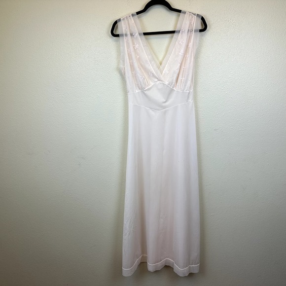 Henson Kickernick Other - Vintage Henson Kickernick Size 36 Medium Blush Pink Sheer Lace Nightgown